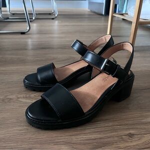 Madewell sandals in black leather, 1” heel, size 7. Gently worn.